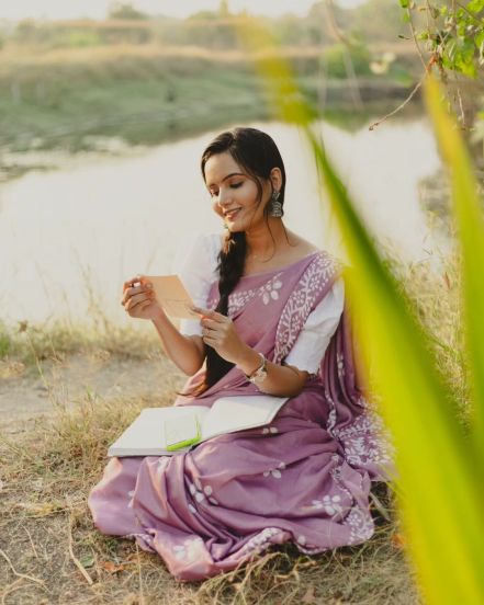 क्षितिजाने केलेलं सोलो प्री-वेडिंग फोटोशूट पाहून प्रथमेशला आश्चर्याचा धक्का बसला. (फोटो सौजन्य - क्षितिजा घोसाळकर इन्स्टाग्राम)