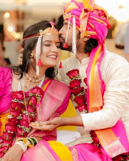 तसेच प्रथमेशच्या बायकोने पिवळ्या रंगाची नऊवारी नेसली होती. ज्यावर गुलाबी रंगाची शाल घेतली होती. या लूकमध्ये तिचं सौंदर्य खुलून आलं होतं.