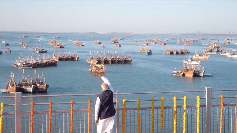 Fact check on pm Narendra Modi waving hand to fish viral video