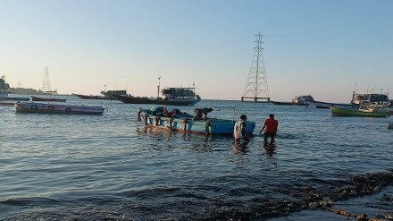 वसई : मत्स्य दुष्काळामुळे बोटी बंद ठेवण्याची वेळ, बंदीनंतर काही बोटी रवाना (छायाचित्र - लोकसत्ता टीम) वसई : मत्स्य दुष्काळामुळे बोटी बंद ठेवण्याची वेळ, बंदीनंतर काही बोटी रवाना (छायाचित्र - लोकसत्ता टीम)