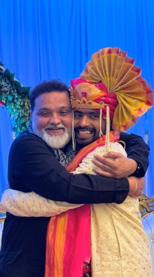 प्रथमेशच्या लग्नाला दिग्दर्शक रवी जाधव, सिद्धार्थ जाधव यांच्यासह अनेक कलाकार मंडळींनी हजेरी लावली होती. (फोटो सौजन्य - रवी जाधव इन्स्टाग्राम)