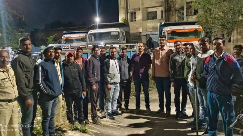 Goods worth one and a half crore seized from sand mafia in Jalgaon district Goods worth one and a half crore seized from sand mafia in Jalgaon district