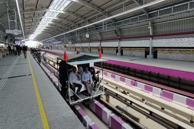 वरिष्ठ अधिकारी पर्पल लाइनवरून ट्रॉलीमध्ये माजेरहाट मेट्रो स्टेशनची तपासणी करतानाचे फोटो (प्रतिमा/कोलकाता मेट्रो)