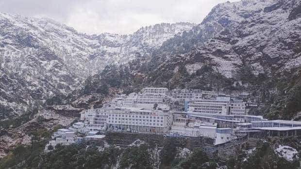 रियासी जिल्ह्यातील कटरा येथे ताज्या हिमवृष्टीनंतर माता वैष्णो देवी भवनही शुभ्र बर्फाने झाकले गेले आहे (पीटीआय फोटो)