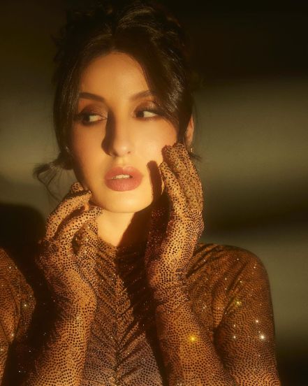 nora-fatehi-in-shimmery-bodycon-dress
