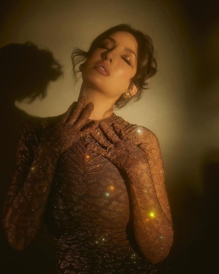 nora-fatehi-in-shimmery-bodycon-dress