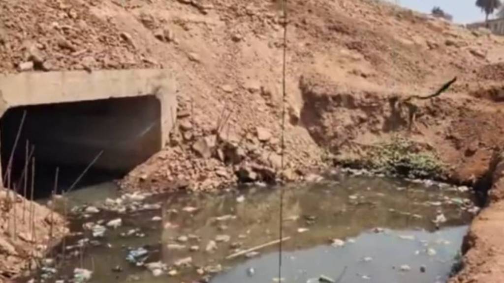 3 year old girl fall to death into a pothole on highway near titwala