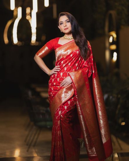 sonalee-kulkarni-in-red-banarasi-saree 