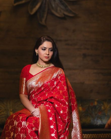 sonalee-kulkarni-in-red-banarasi-saree 