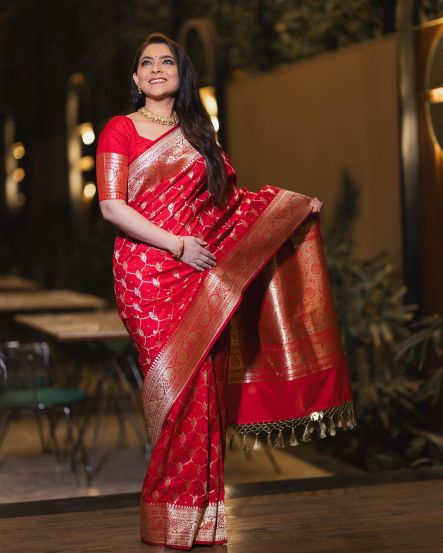 sonalee-kulkarni-in-red-banarasi-saree 