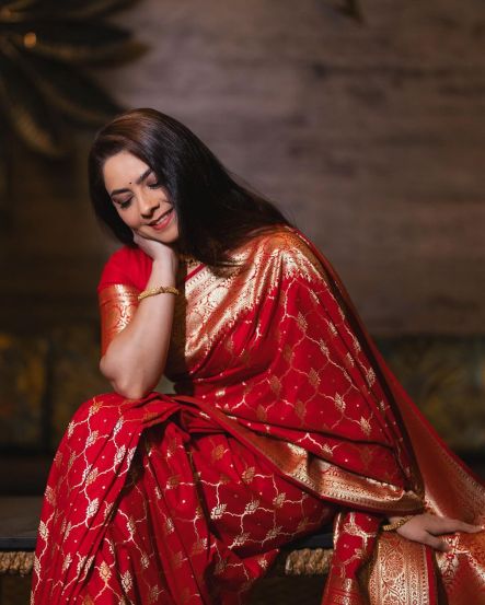 sonalee-kulkarni-in-red-banarasi-saree 