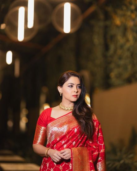 sonalee-kulkarni-in-red-banarasi-saree 