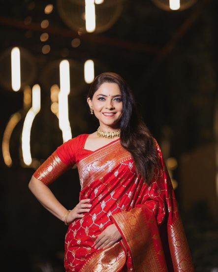 sonalee-kulkarni-in-red-banarasi-saree 