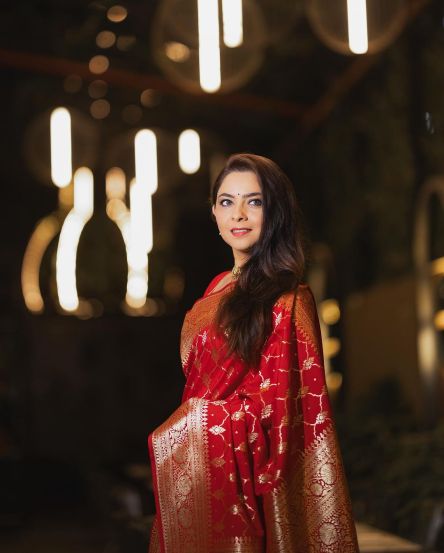 sonalee-kulkarni-in-red-banarasi-saree 