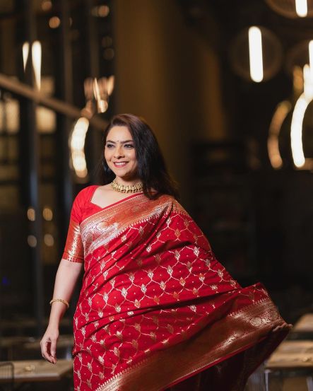 sonalee-kulkarni-in-red-banarasi-saree 