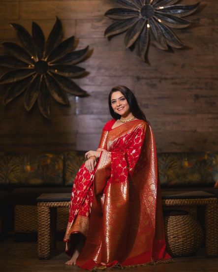 sonalee-kulkarni-in-red-banarasi-saree 
