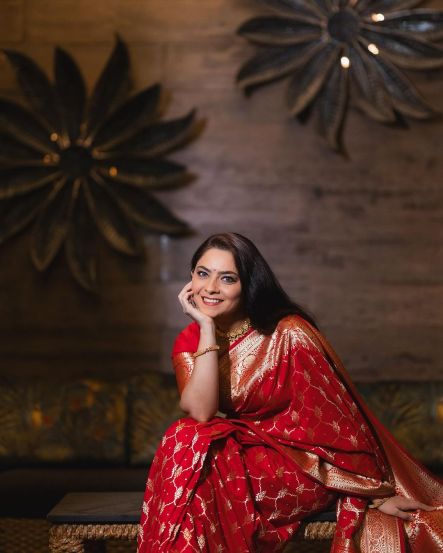 sonalee-kulkarni-in-red-banarasi-saree 