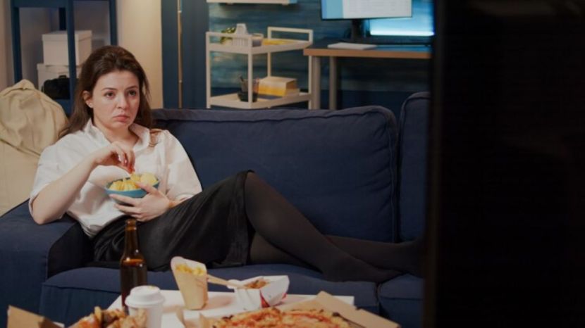  watching tv while eating