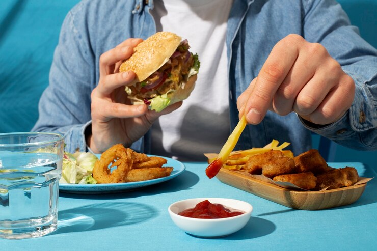 खराब लाइफस्टाईलमुळे आजकाल लोकांमध्ये कोलेस्ट्रॉल (Cholesterol) वाढण्याची समस्या दिसून येतेय. कोलेस्ट्रॉल ही गंभीर समस्या बनली आहे. शरीरातील कोलेस्टेरॉलचे उच्च प्रमाण तुम्हाला हार्ट अटॅक आणि स्ट्रोकचा धोका निर्माण करू शकते.
