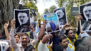 AAP workers attempt to enter Nitin Gadkaris campaign office in Nagpur