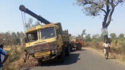 वाळूमाफियांच्या डंपरची पोलीस पथकाच्या वाहनास वारंवार धडक, कारण काय ?