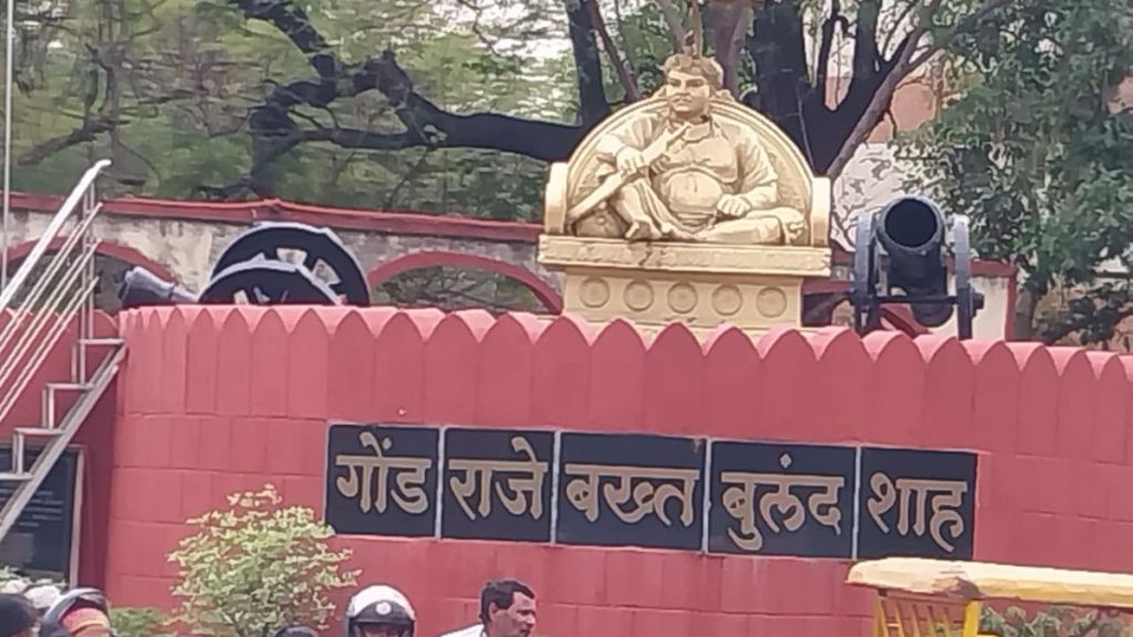 statue of Gond raje Bakt Buland Shah the founder of Nagpur city is Neglected by government