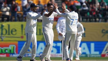 Ravichandran Ashwin equals with Muttiah Muralitharan record