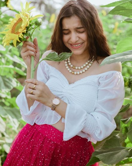 Prajakta Ghag Gulabi Sadi