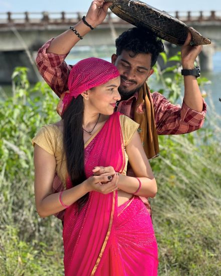 Prajakta Ghag Gulabi Sadi
