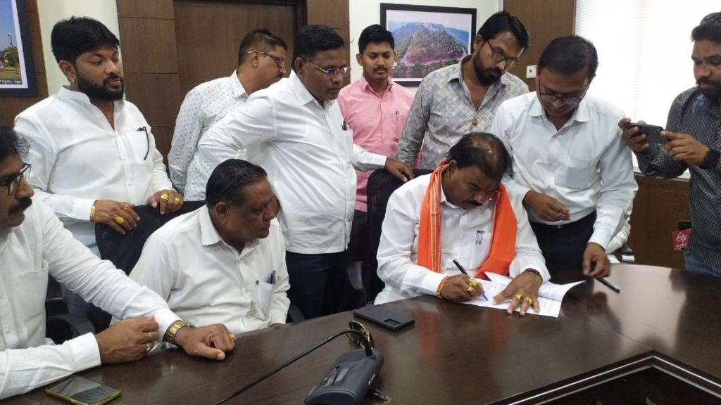 I did not know that MLA Sanjay Gaikwad will fill the application form says vilas parkar