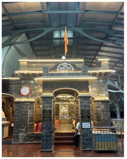 मुग्धा व प्रथमेशने गोव्यातल्या केरीला जाऊन विजयादुर्गा देवीचं आणि माणगावातील श्री दत्त मंदिरात जाऊन दत्त महाराजांचं, श्रीमद् परमहंस परिव्राजकाचार्य वासुदेवानंद सरस्वती टेंबे स्वामी महाराजांचं दर्शन घेतलं. याचे फोटो सोशल मीडियावर खूप व्हायरल झाले आहेत. (फोटो सौजन्य - मुग्धा वैशंपायन इन्स्टाग्राम)