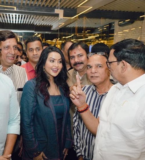 maharashtra deputy cm devendra fadanvis wife amruta fadanvis looking gorgeous in blue denim outfit see photos