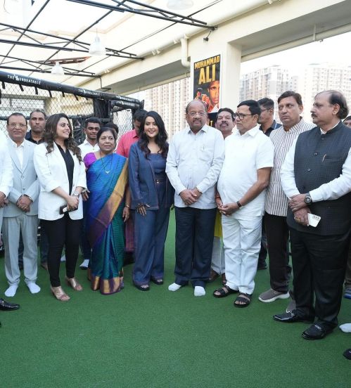 maharashtra deputy cm devendra fadanvis wife amruta fadanvis looking gorgeous in blue denim outfit see photos