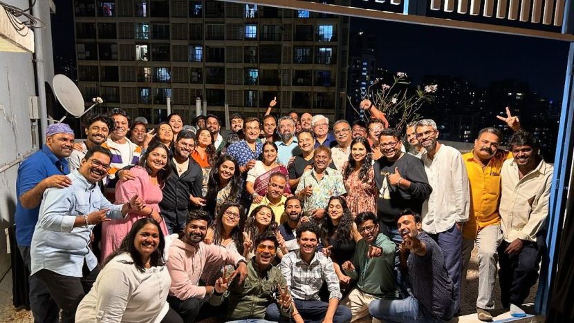 या ऑस्ट्रेलिया दौऱ्यानंतर हास्यजत्रेचा परीक्षक प्रसाद ओकने संपूर्ण टीमसाठी नव्या घरी पार्टीचे आयोजन केले होते. या पार्टीला हास्यजत्रेमधील प्रत्येक कलाकाराने हजेरी लावली होती. सध्या हे कलाकार या पार्टीचे फोटो शेअर करून प्रसादच्या नव्या घराचं, पार्टीचं कौतुक करत आहेत. (फोटो सौजन्य - प्रसाद ओक इन्स्टाग्राम)