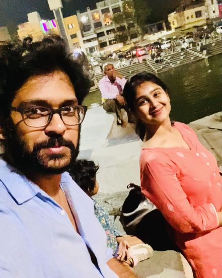 नाशिकच्या गोदाघाटावरील कुटुंबासह काढलेले फोटो तिने सोशल मीडियावर शेअर केले होते. (फोटो सौजन्य - मृणाल दुसानिस इन्स्टाग्राम)