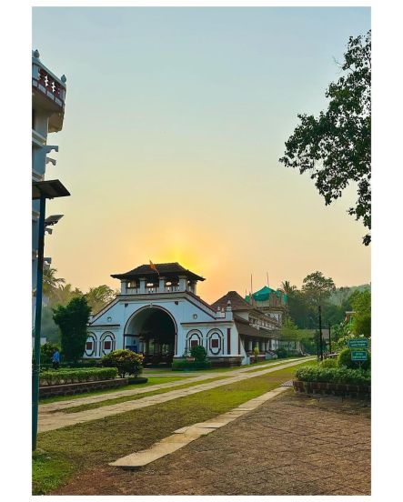 लग्नाला तीन महिने पूर्ण झाल्यानिमित्ताने दोघांनी २३ मार्चला देवदर्शन घेतलं. (फोटो सौजन्य - मुग्धा वैशंपायन इन्स्टाग्राम)