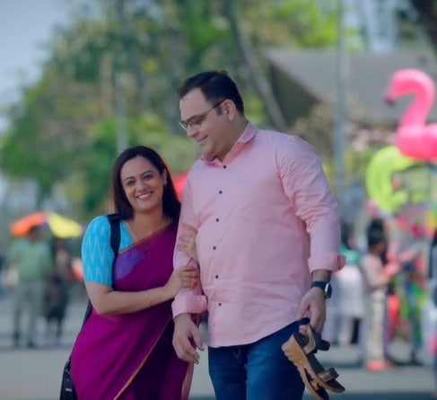 'सुख कळले'च्या नव्या प्रोमोमधील स्पृहाच्या मंगळसूत्राने सगळ्यांचं लक्ष वेधून घेतलं आहे. या प्रोमोत अभिनेत्रीचं हटके मंगळसूत्र पाहायला मिळत आहे. (फोटो सौजन्य - कलर्स मराठी)