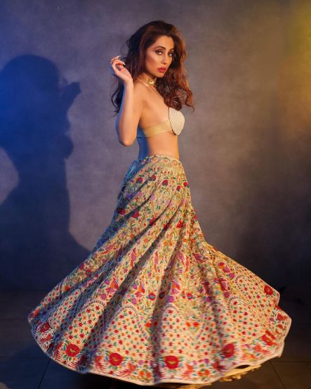 anusha-dandekar-in-bold-bralette-blouse