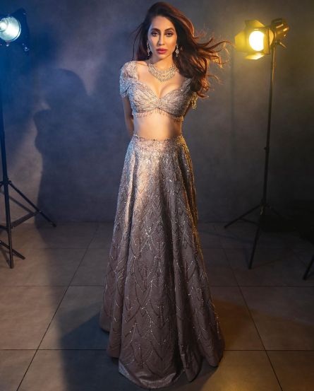 anusha-dandekar-in-bold-bralette-blouse