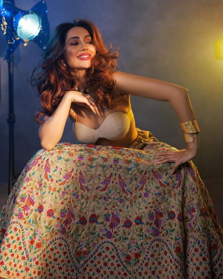 anusha-dandekar-in-bold-bralette-blouse