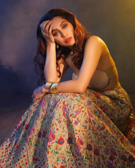 anusha-dandekar-in-bold-bralette-blouse