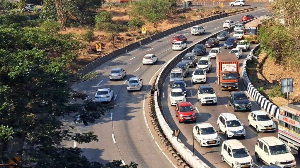 pune mumbai highway marathi news, traffic jam on 15 kilometers route marathi news pune mumbai highway marathi news, traffic jam on 15 kilometers route marathi news