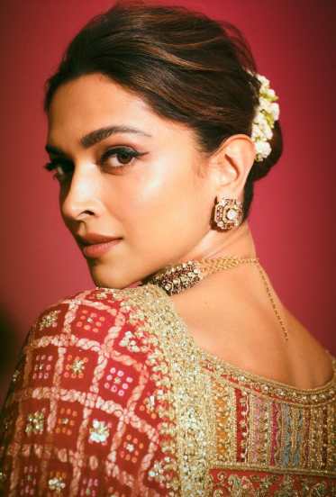 deepika padukone wears bandhani saree at anant ambani pre wedding