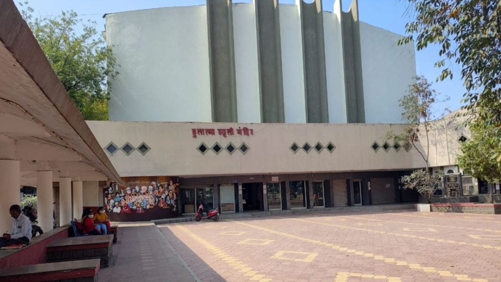 solapur hutatma smruti mandir sound system in deffective even after spending 1 5 crore