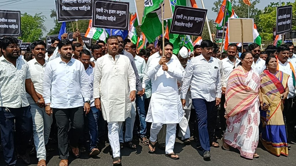 March on behalf of Congress to Collector office to demand water for Sangli due to drought condition March on behalf of Congress to Collector office to demand water for Sangli due to drought condition