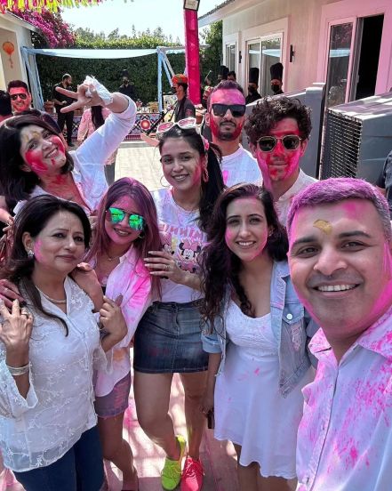 priyanka-chopra-nick-jonas-malti-marie-holi-in-india