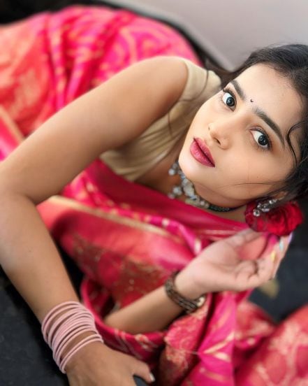 shivali-parab-gulabi-saree