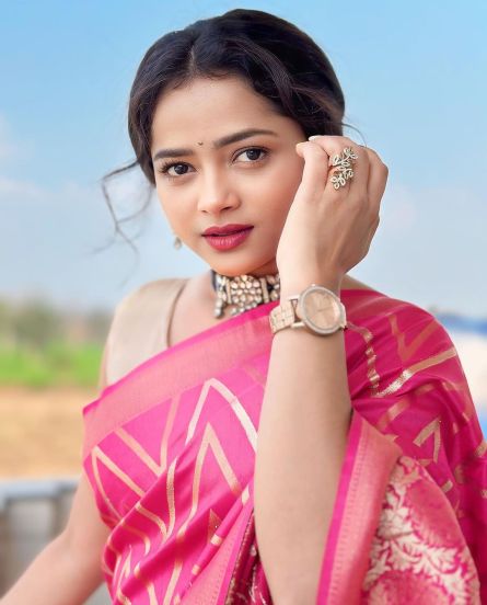 shivali-parab-gulabi-saree