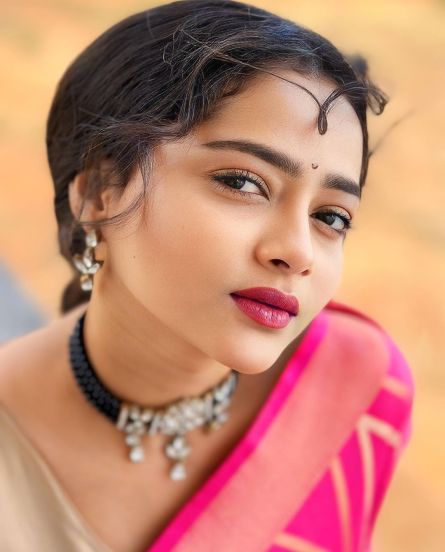 shivali-parab-gulabi-saree