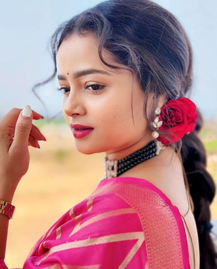 shivali-parab-gulabi-saree